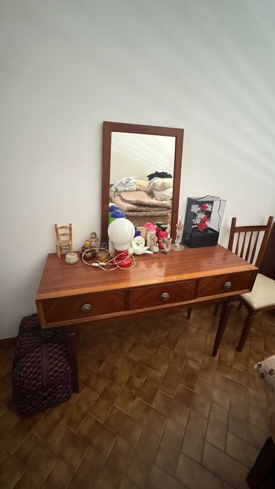 Mobília de quarto de casal antiga em muito bom estado