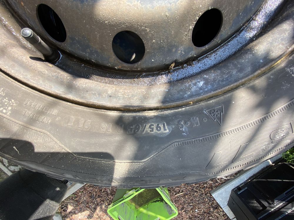 Komplet opon zimowych na kołach stalowych 195/65 R 15 T
