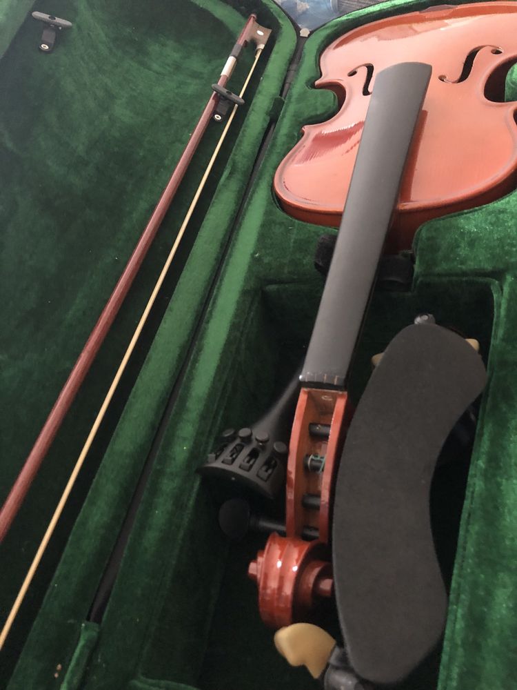 Violino novo com todas as peças