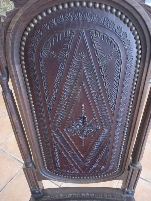 Cadeiras de madeira tipo trono