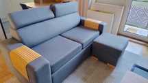 Sofa z funkcją spania oraz pufą