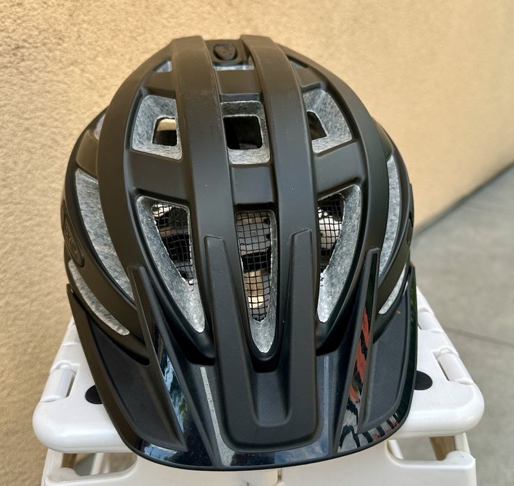 Kask rowerowy czarny Uvex XB039-2. Rozmiar  52-55 cm