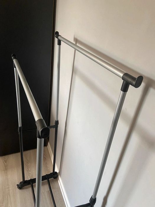 Organizer na ubrania regulowany na kółkach podwójny pudełka