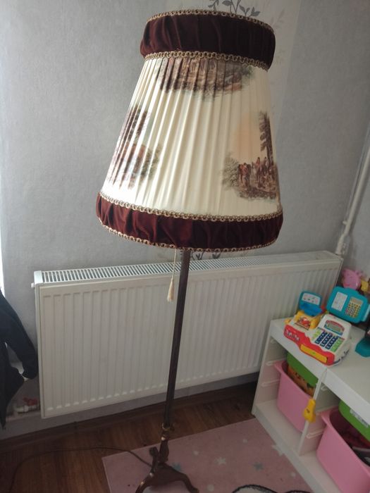 Lampa stojąca z abażurem.