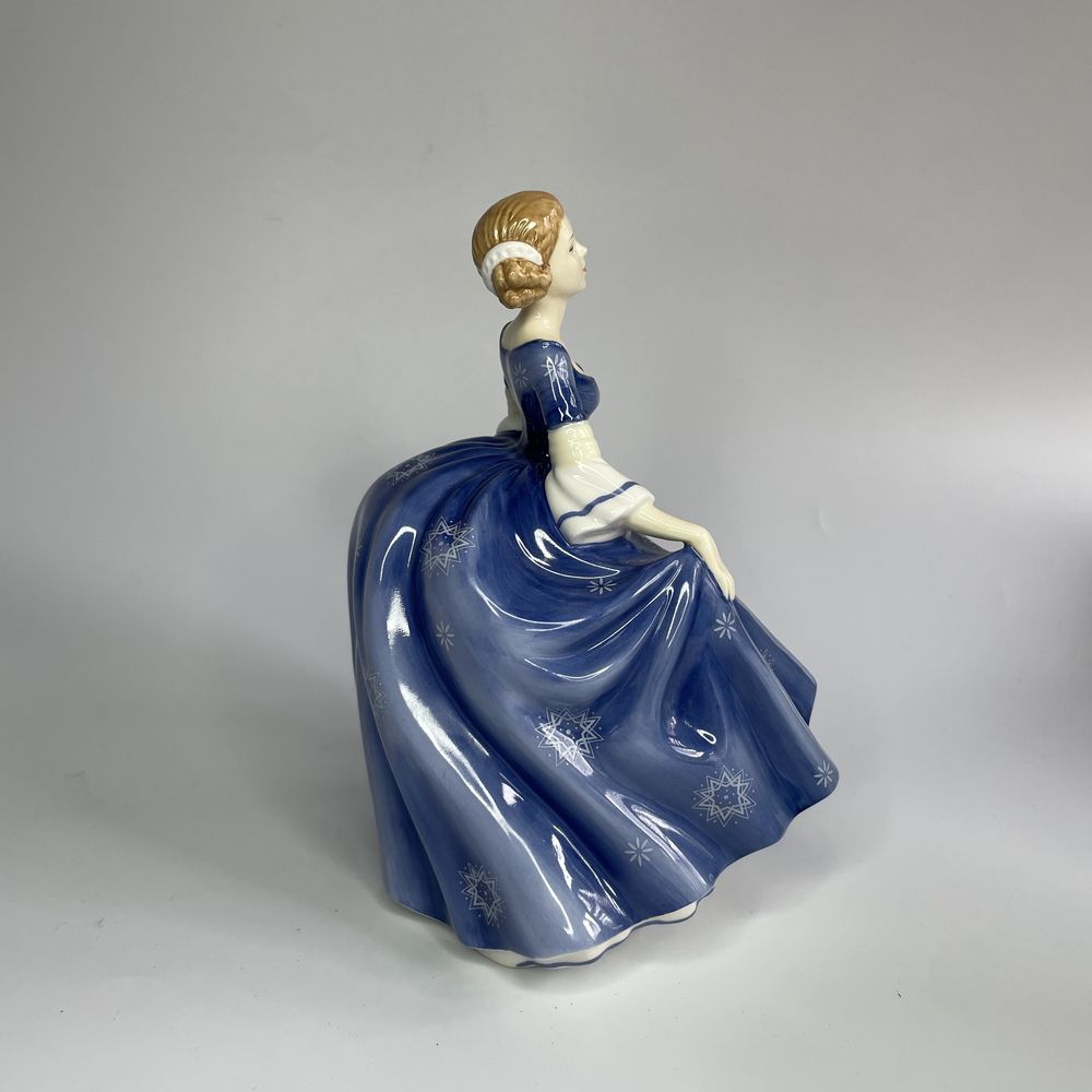 Figurka dama z kapeluszem Hilary HN 4996 Royal Doulton niebieska mal