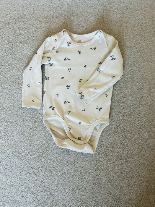 Białe body w kwiaty owoce wiśnie liście jagody długi rękaw