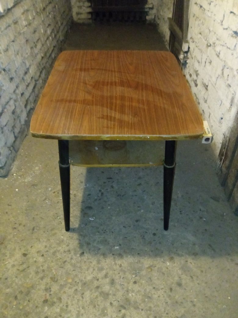 stary stół z okresu prl