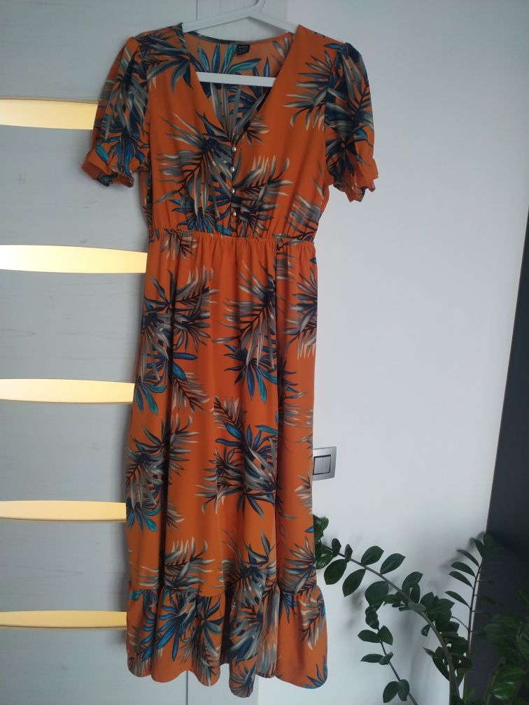 Pomarańczowa sukienka maxi na jesień