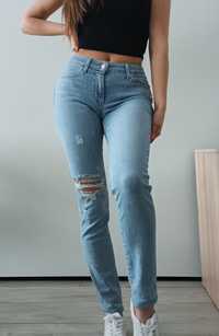 jasnoniebieskie jeansy Levi's z przetarciami skinny xs s