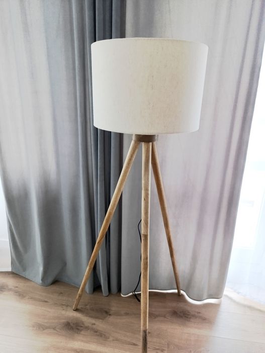 Lampa podłogowa boho z TK Maxx – lniany abażur, drewno, złote detale