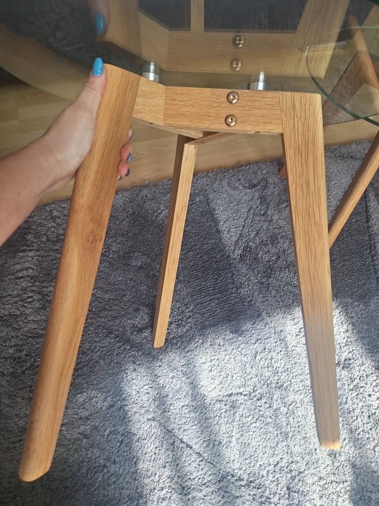 2 szklane stoliki na drewnianych nogach