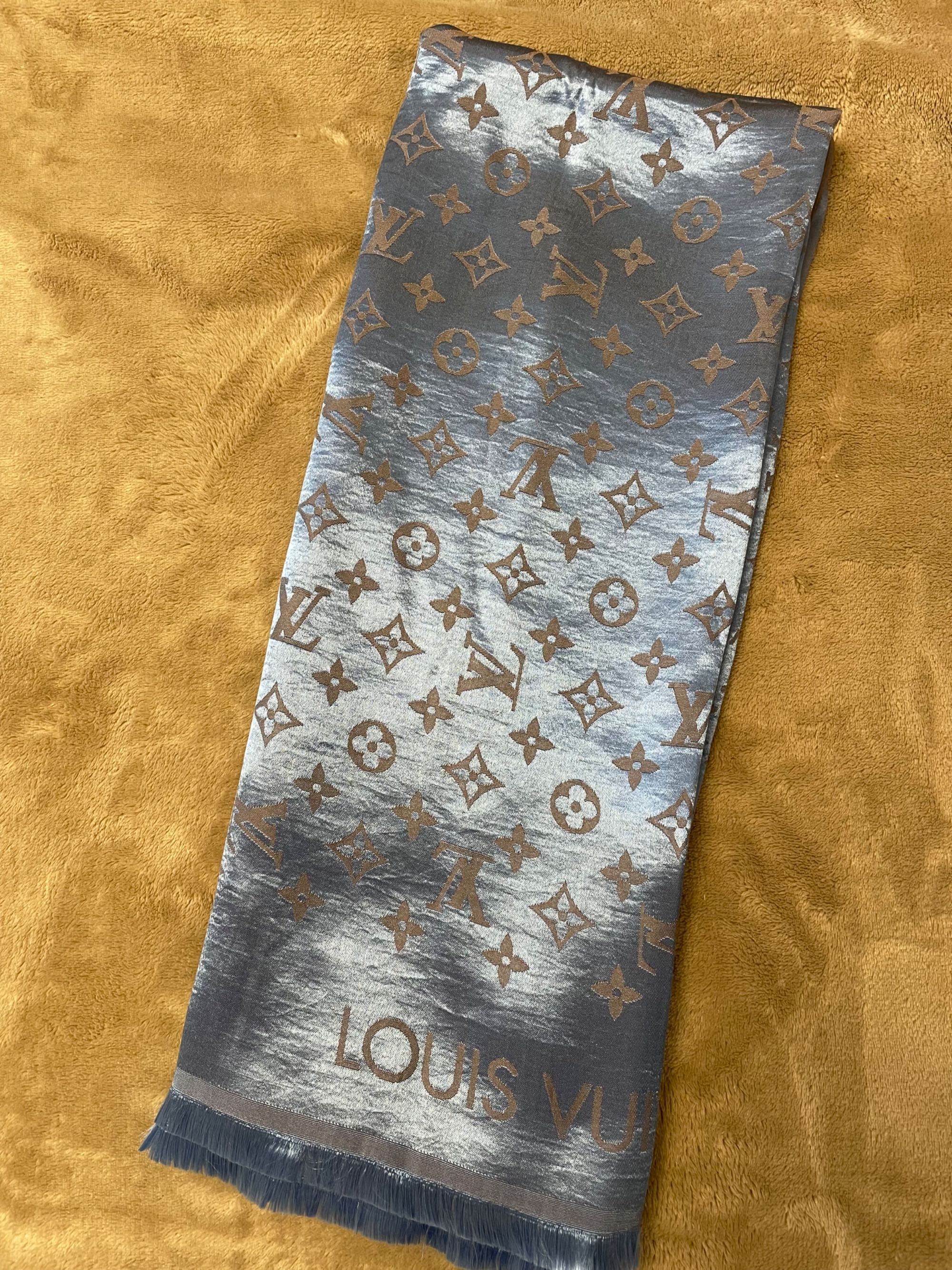 Błyszczący szał chusta Louis monogram LV