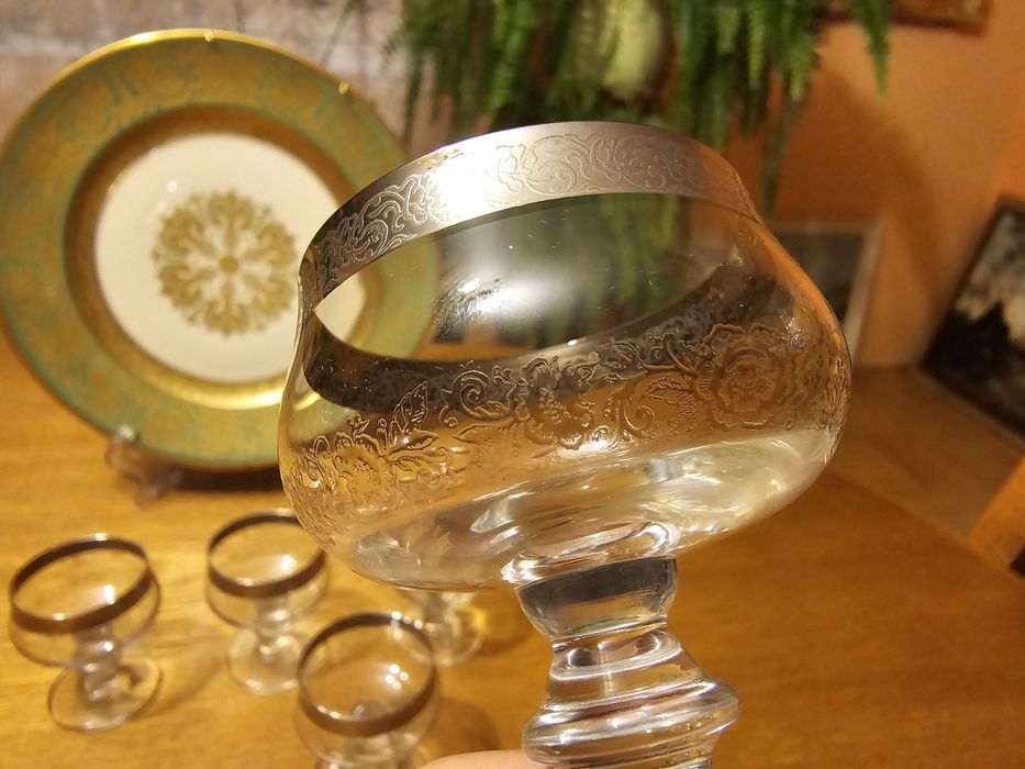 Kieliszki do likieru lub mocnych trunków.