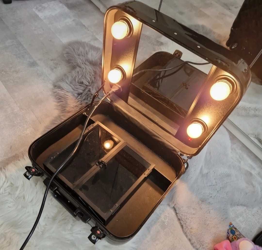 Kufer na kosmetki na kółkach z oświetleniem Iglot