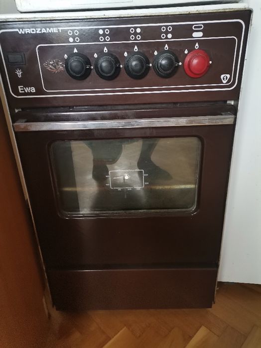 Zlew dwukomorowy, okap, kuchnia gazowa i lodówka