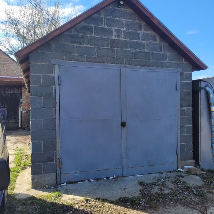 Гараж в Каневі .