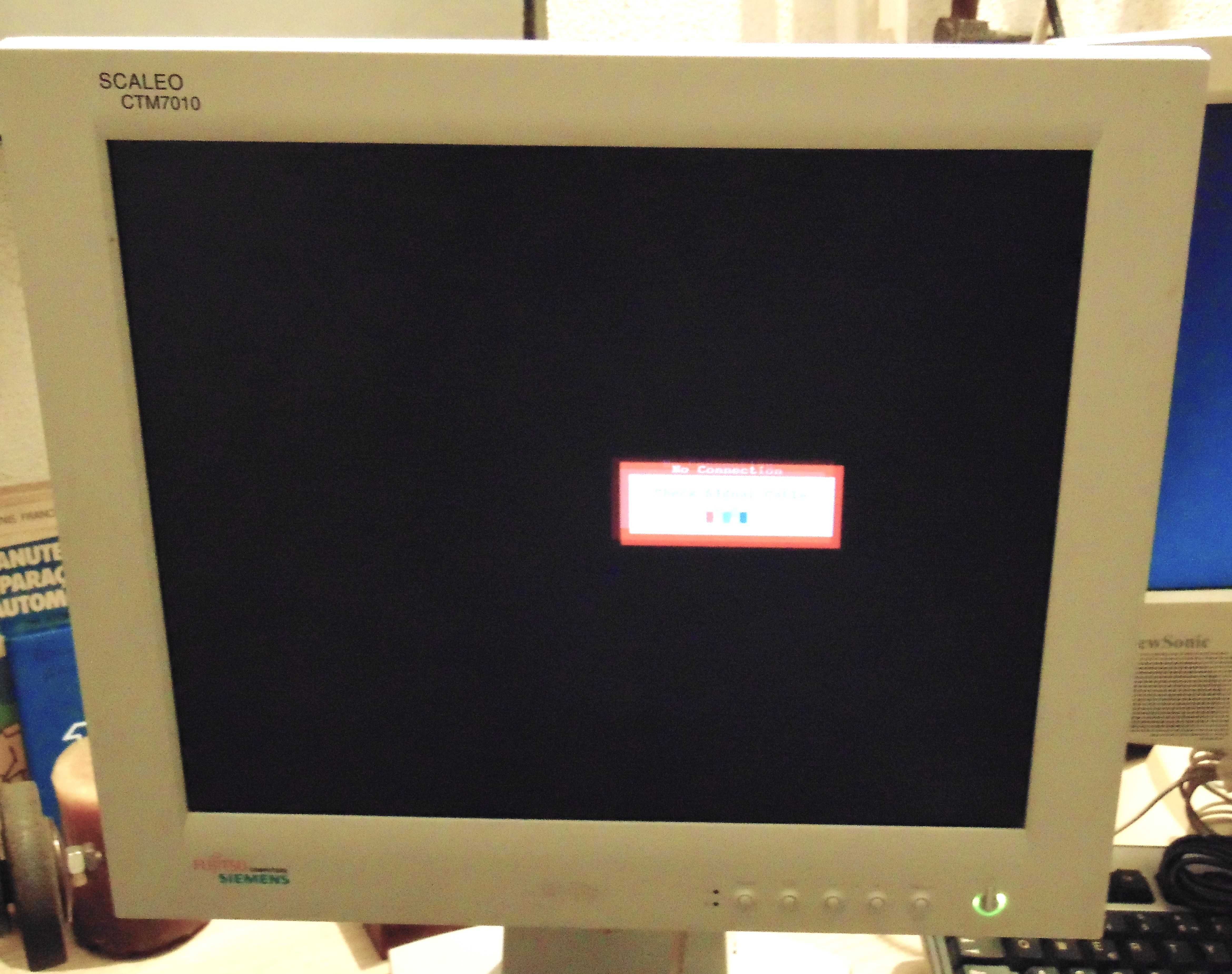Dois Monitores FUJITSU Siemens e VIEWSONIC  + Dois Teclados HP.