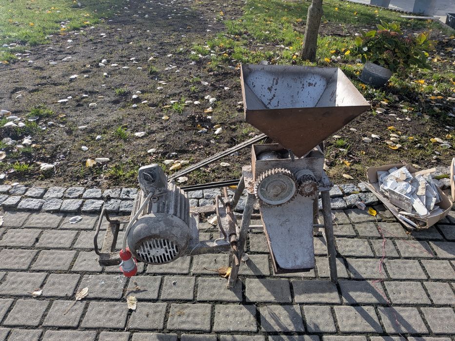 Śrutownik do zboża z silnikiem