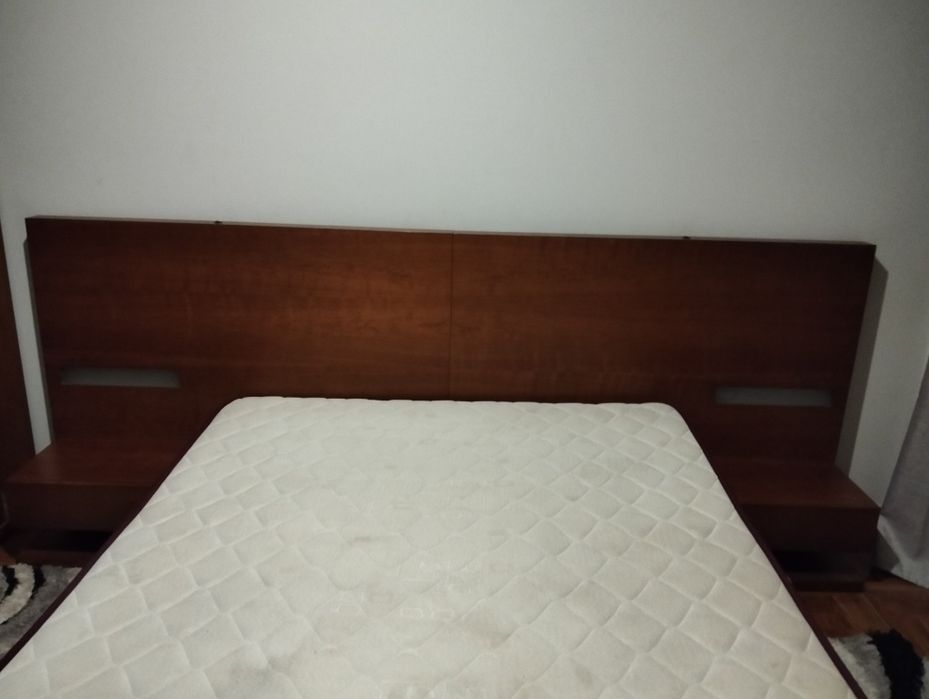 Vendo cama de casal sem colchão