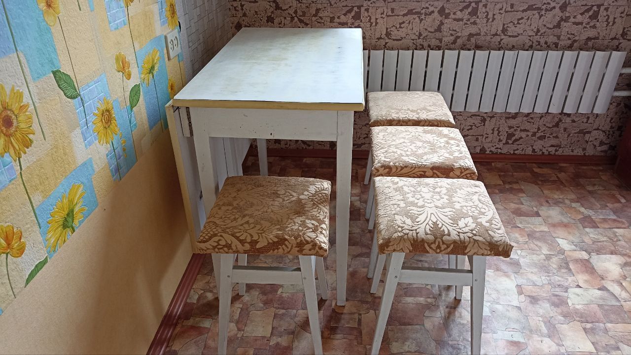 Стол и 4 табурета