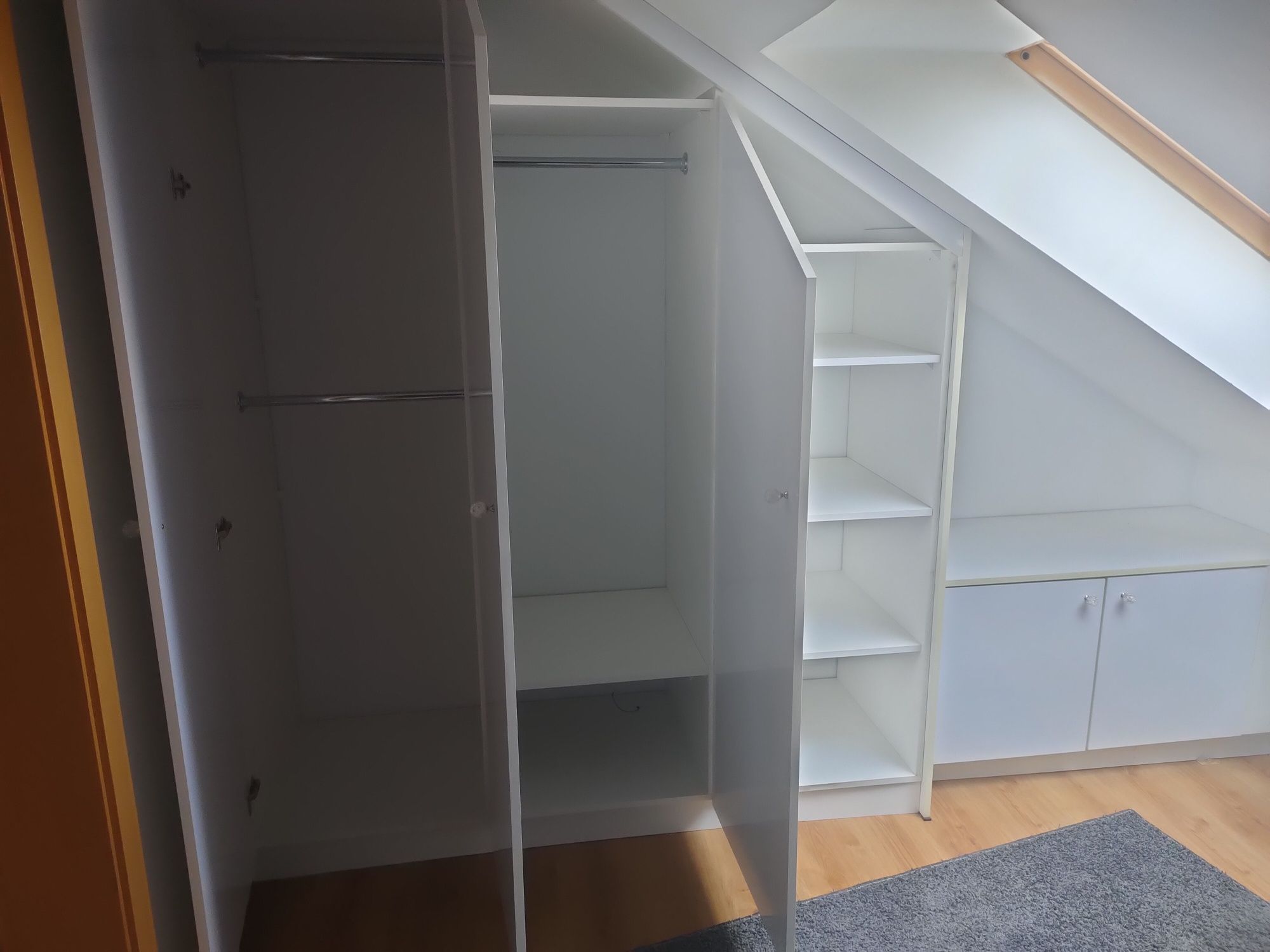 Szafa biala polysk pod skosem