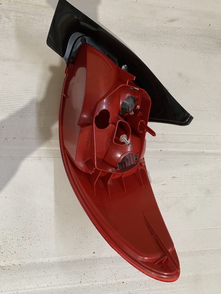 Farol traseiro esquerdo pegeot 206