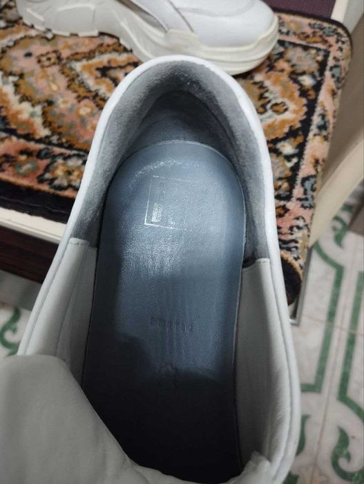 Кроссовки кожаные  б\у в идеальном состоянии , фирма ALEX BELL