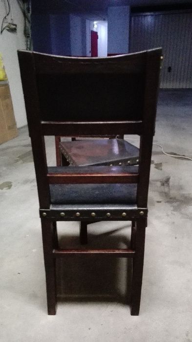 Cadeiras, antiquíssimas, em madeira com cabedal no assento e costas