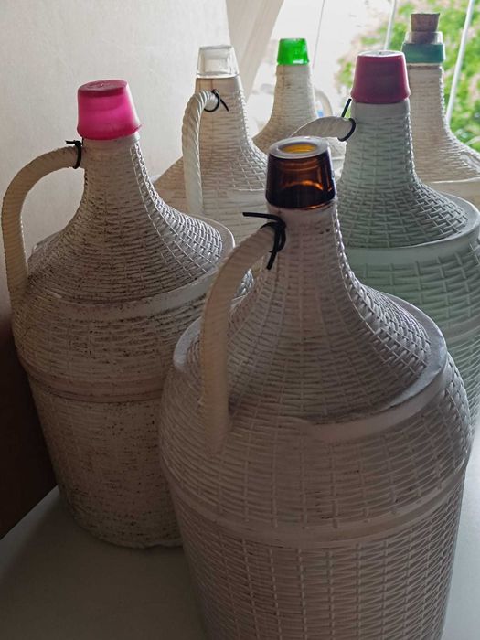 Garrafões antigos para vinho