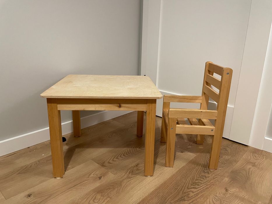 Stolik z krzesłem dla dzieci montessori