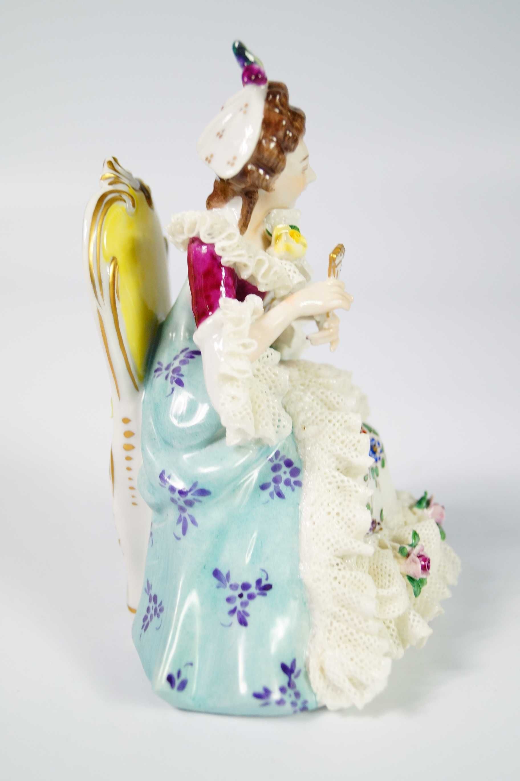 Piękna porcelanowa figura VOLKSTEDT rokoko dama na krześle