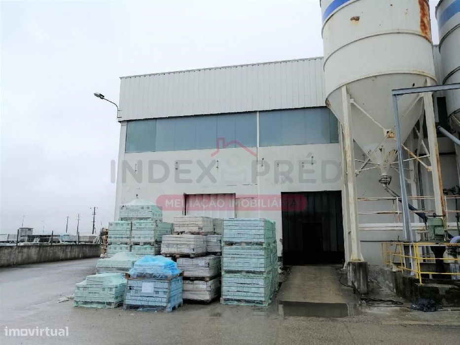 Imóvel encontra-se arrendado. - Vendido com o contrato de arrendame...