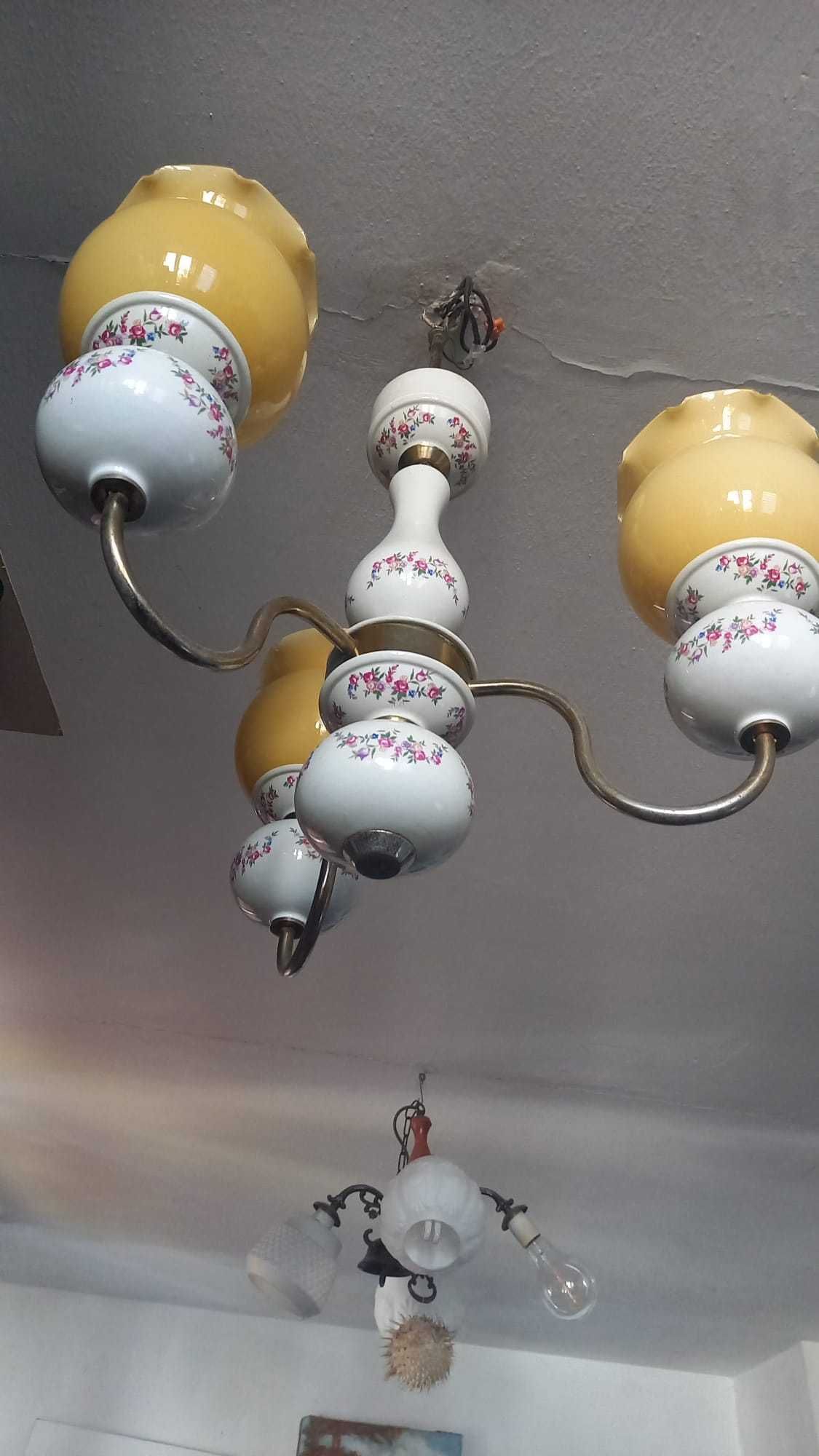 Żyrandol porcelanowy z PRL, sprawny.