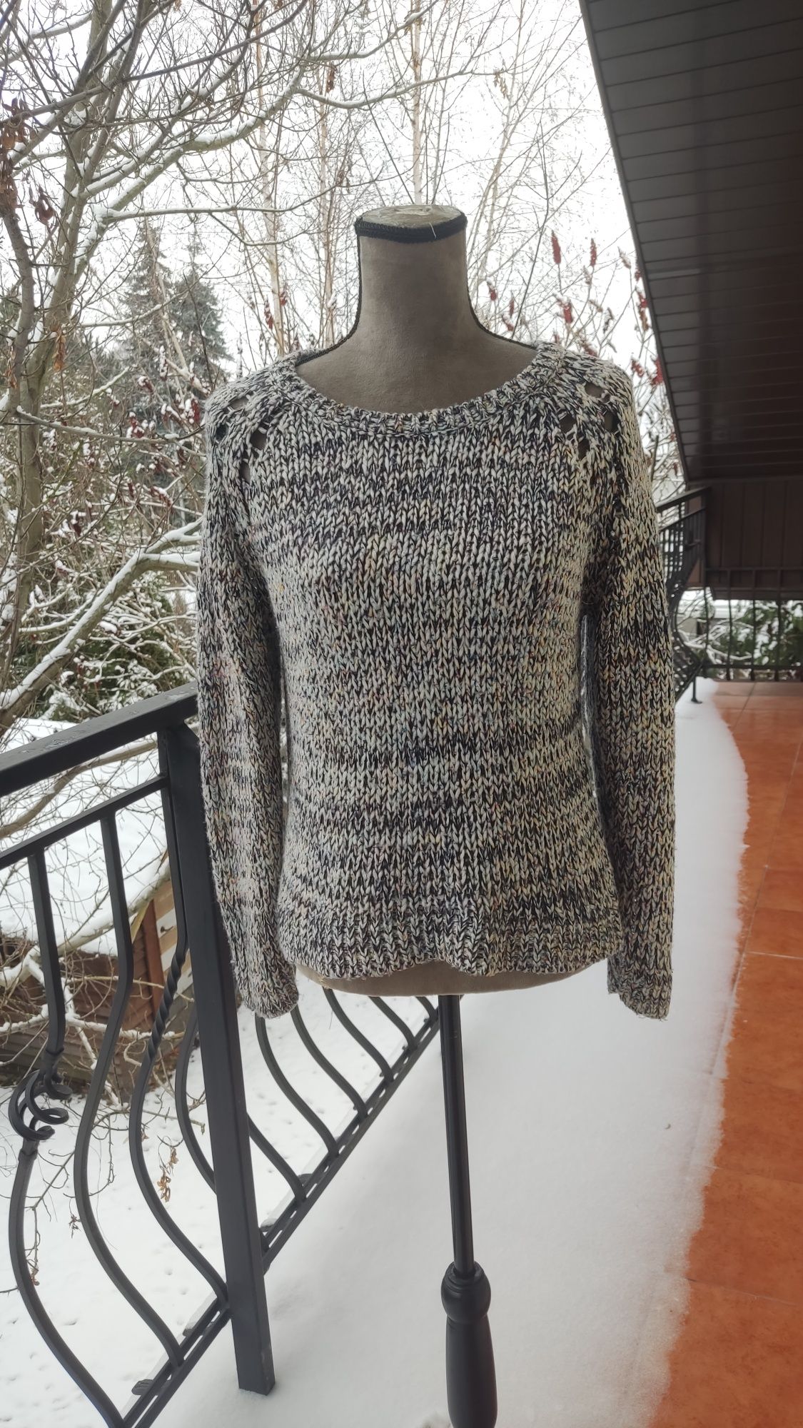 Piękny sweter z dzianiny rozmiar M