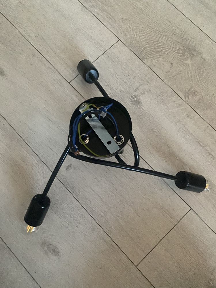Lampa sufitowa w kolorze czarnym