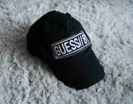 Guess świetna czapka cyrkonie one size