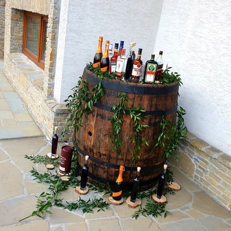 Drewniana beczka dębowa wiekowa stara odrestaurowana drink-bar wesele