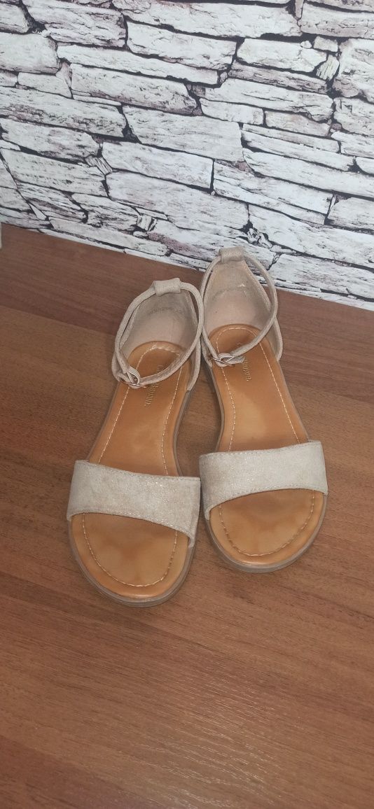 Sandały z zakrytą piętą r.35