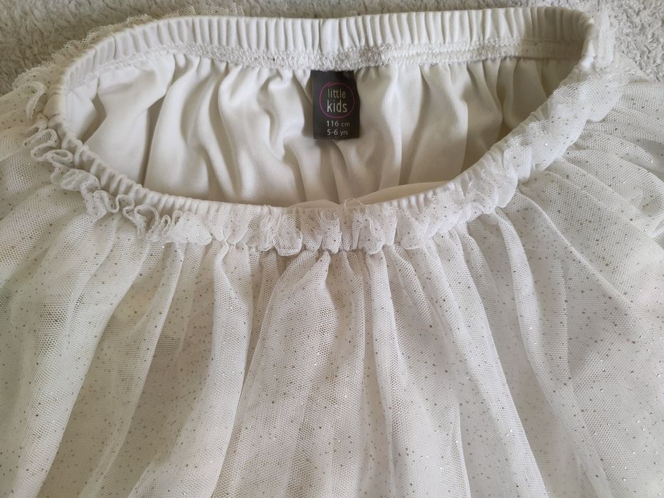 Tiulowa spódniczka Little Kids 116 cm – błyszcząca, z pomponikami