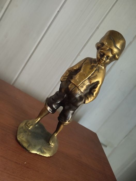 Figurka mosiężna chlopca