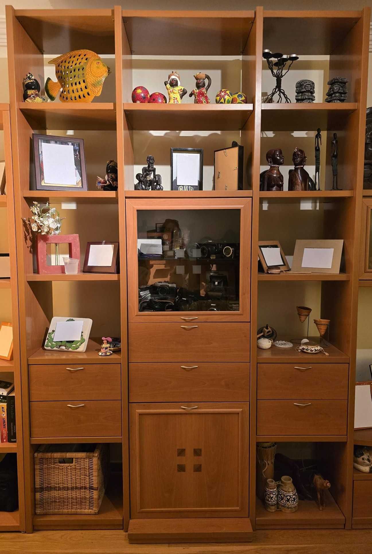 Móvel de Sala - estantes, aparador, mesa e cadeiras
