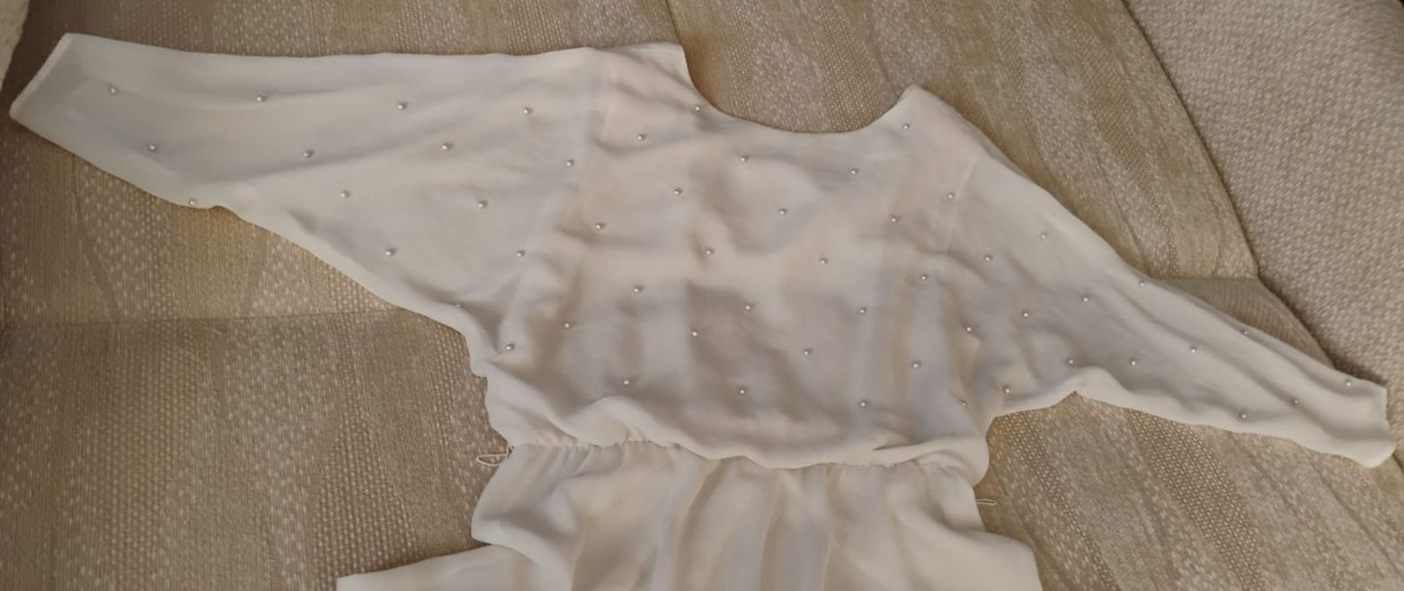 Kremowa elegancka sukienka z perełkami