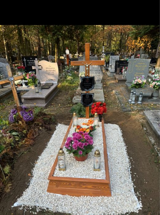 Obudowy grobu, krzyże drewniane, tabliczki, obramowania nagrobne