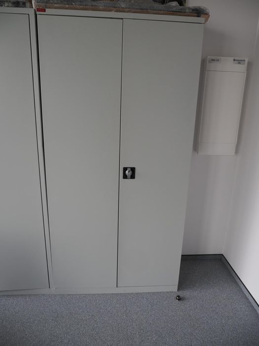 Metalowa szafa na klucz biurowa na dokumenty