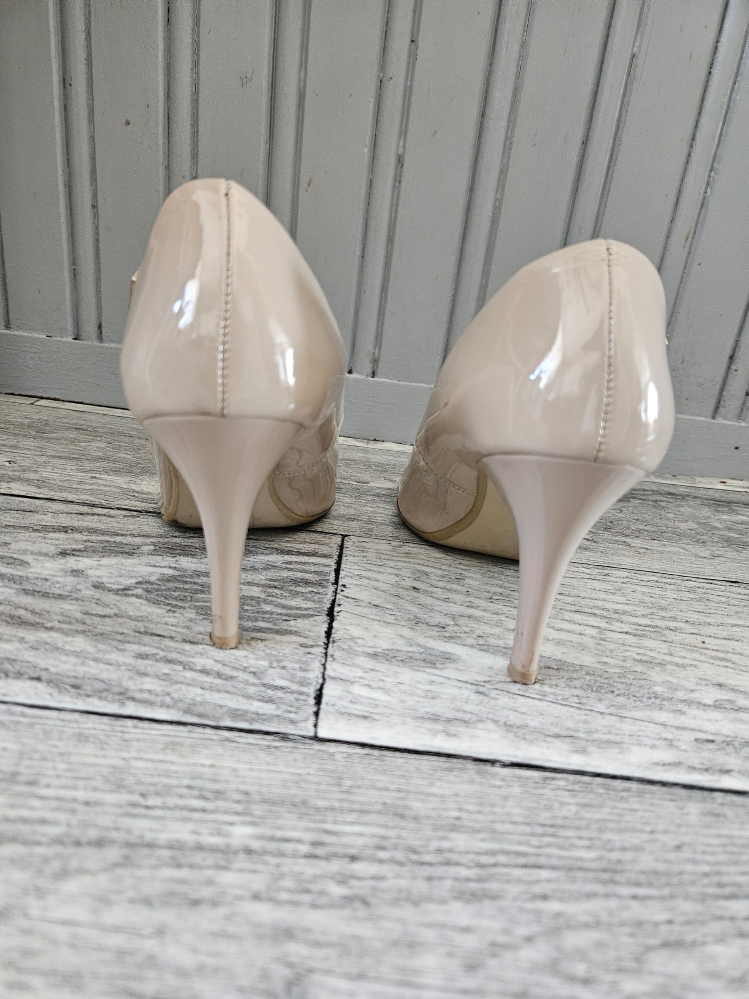 Skórzane lakierowane buty na obcasie roz.38