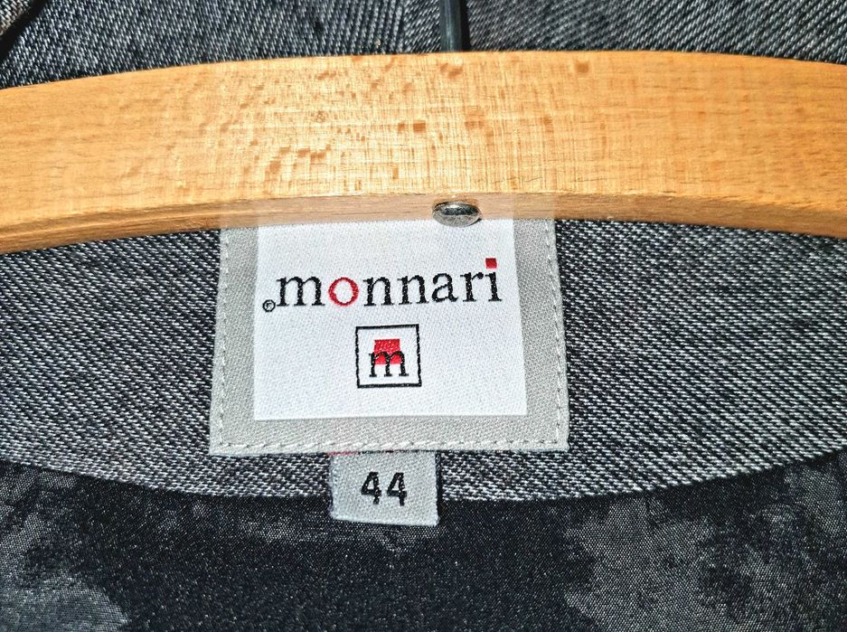 Żakiet z ozdobnymi guzikami od Monnari