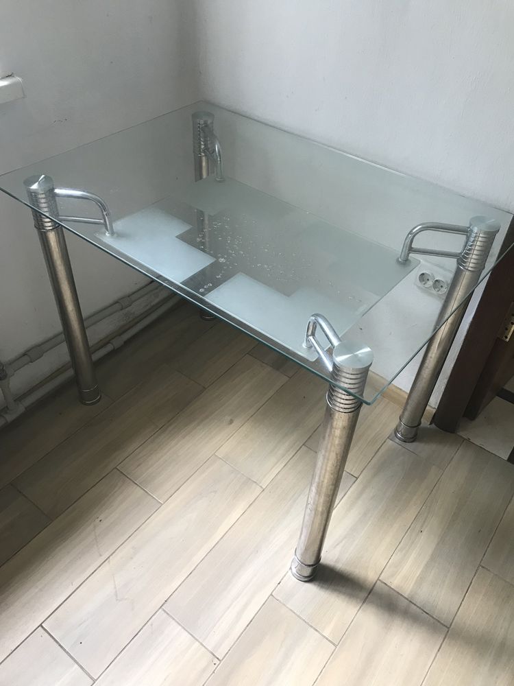 Стіл склянний кухонний