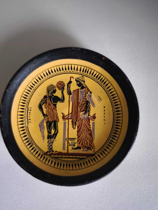 Pequeno prato em terracota com desenhos gregos