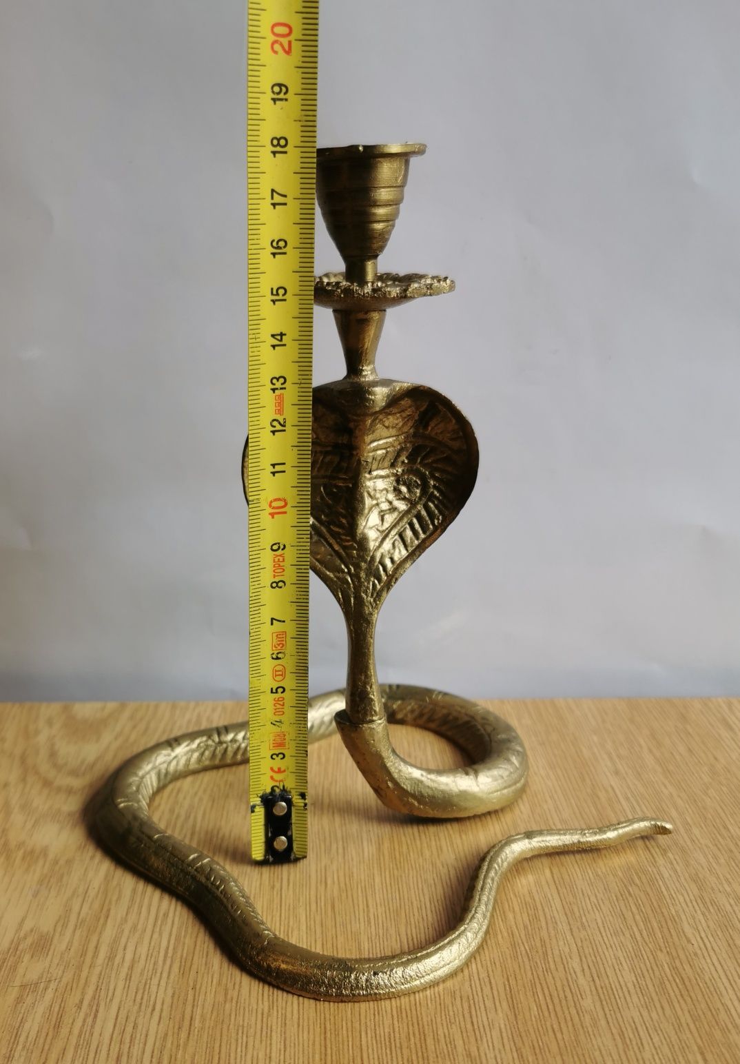 Mosiężny świecznik Cobra