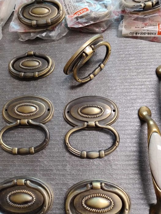 stare okucia meblowe